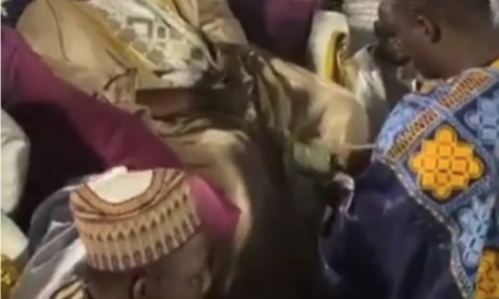 Insolite - Ghana : ce talibé donne des liasses à Cheikh Baba Lamine Niass en guise de hadiya