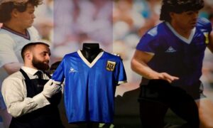 Argentine: un maillot de Maradona vendu aux enchères pour la somme record de 9 millions d'euros