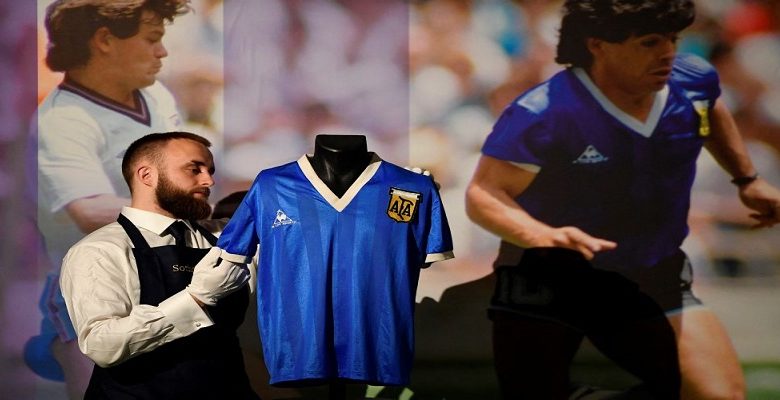 Argentine: un maillot de Maradona vendu aux enchères pour la somme record de 9 millions d'euros