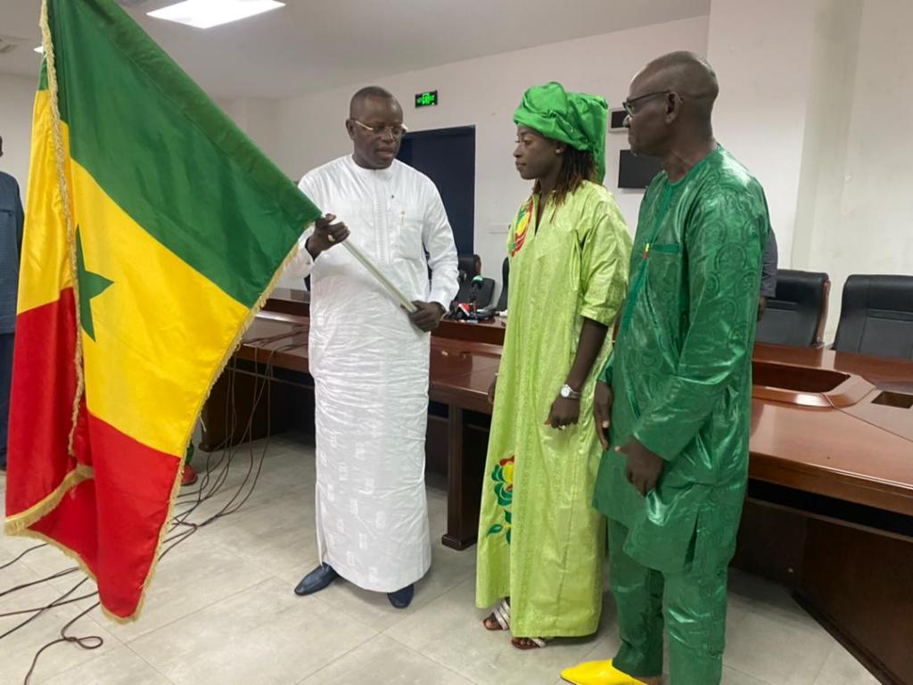 CAN féminine 2022: les Lionnes ont reçu le drapeau national des mains du ministre Matar Ba