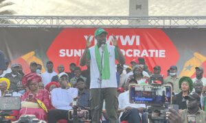 Ousmane Sonko lors de la manifestation de la coalition Yewwi Askan Wi le 8 juin 2022 à la place de la Nation
