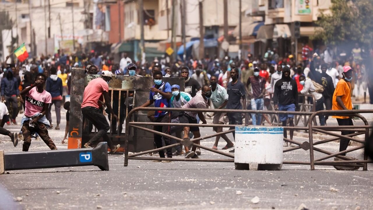 des manifestants dans les rues de Dakar après l'interpellation de l'opposant Ousmane Sonko en Mars 2021 au Sénégal - Manifestation
