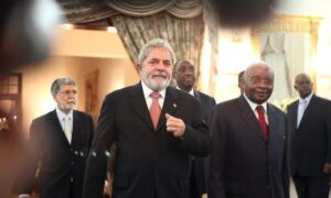 Le président brésilien Lula avec l'ancien président mozambicain Armando Guebuza à Maputo, capitale du Mozambique, le 9 novembre 2010