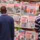 des Sénégalais entrain de lire les Unes des Journaux