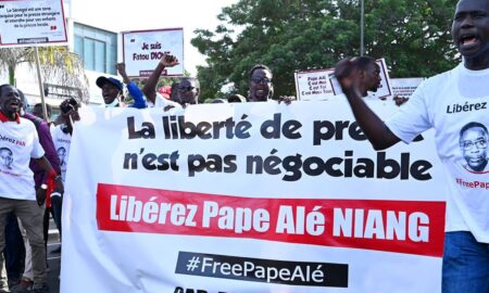 Des journalistes sénégalais lors de la marche pour la libération de leur collègue Pape Alé Niang, à Dakar, le 18 novembre 2022