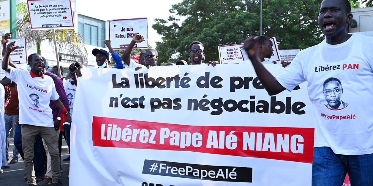 Des journalistes sénégalais lors de la marche pour la libération de leur collègue Pape Alé Niang, à Dakar, le 18 novembre 2022