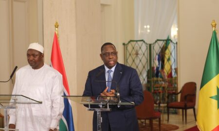Les présidents Macky Sall et Adama Barrow lors d'une Conférence de presse à Dakar