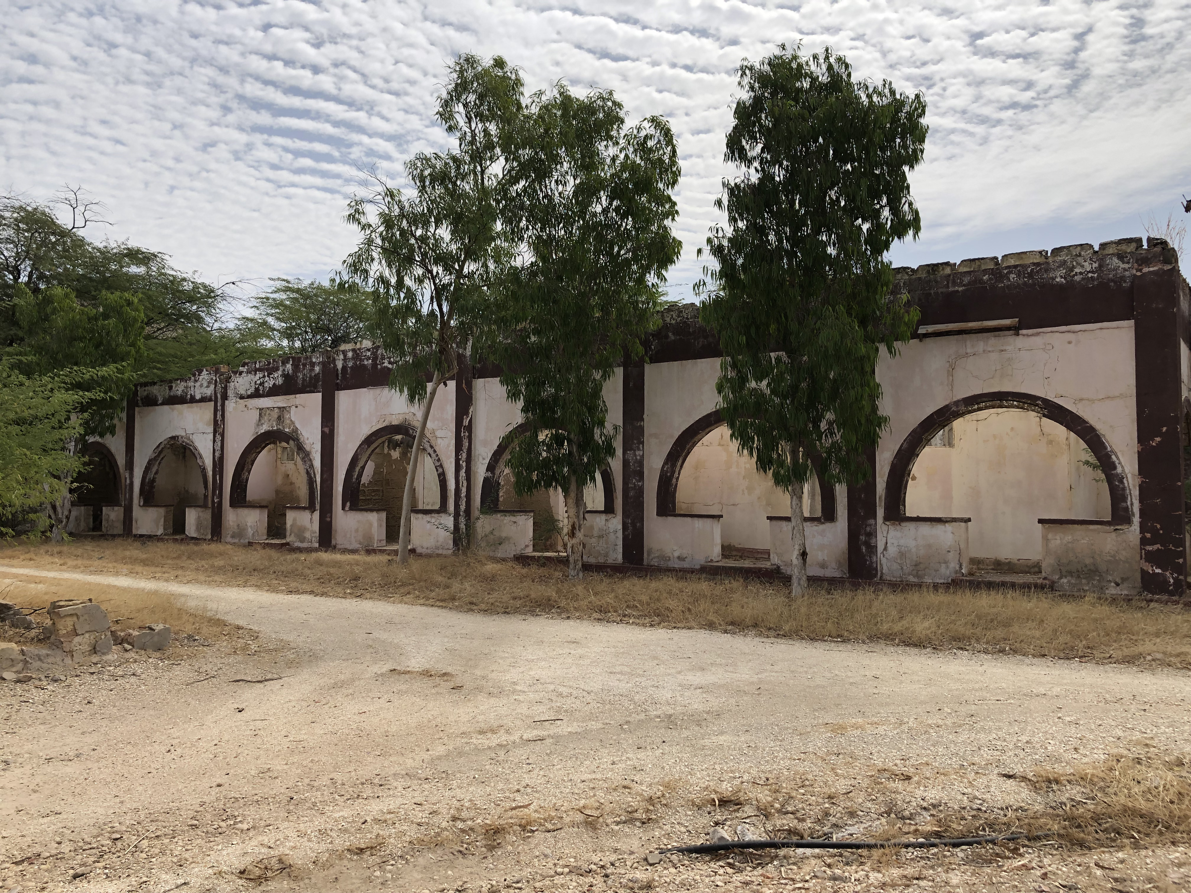 des bâtiments de l'Hôtel Foundiougne abandonnés