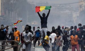 des jeunes sénégalais manifestent après l'arrestation de l'opposant Ousmane Sonko en mars 2021