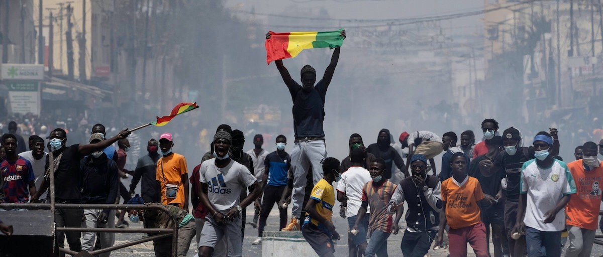 des jeunes sénégalais manifestent après l'arrestation de l'opposant Ousmane Sonko en mars 2021