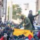 Dernière minute : Azoura Fall, le Kaolackois qui tient le drapeau national derrière Ousmane Sonko, arrêté par la gendarmerie