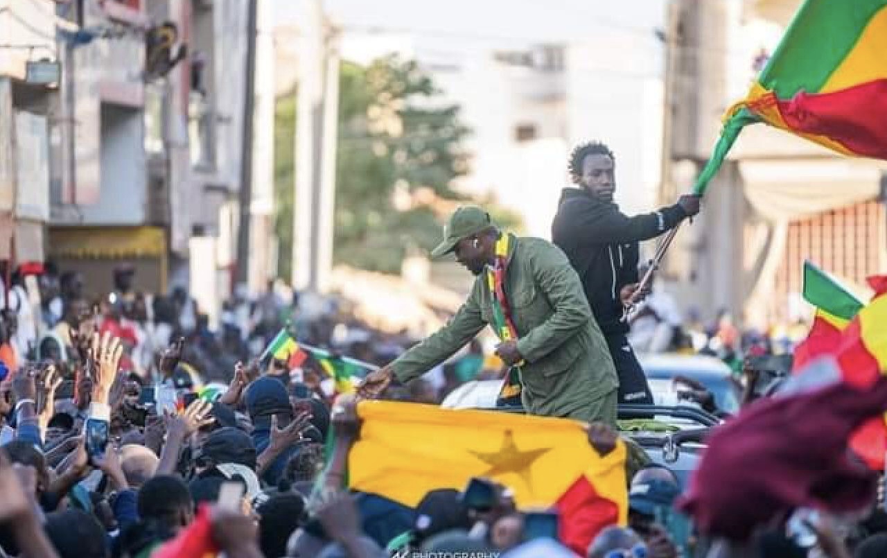 Dernière minute : Azoura Fall, le Kaolackois qui tient le drapeau national derrière Ousmane Sonko, arrêté par la gendarmerie