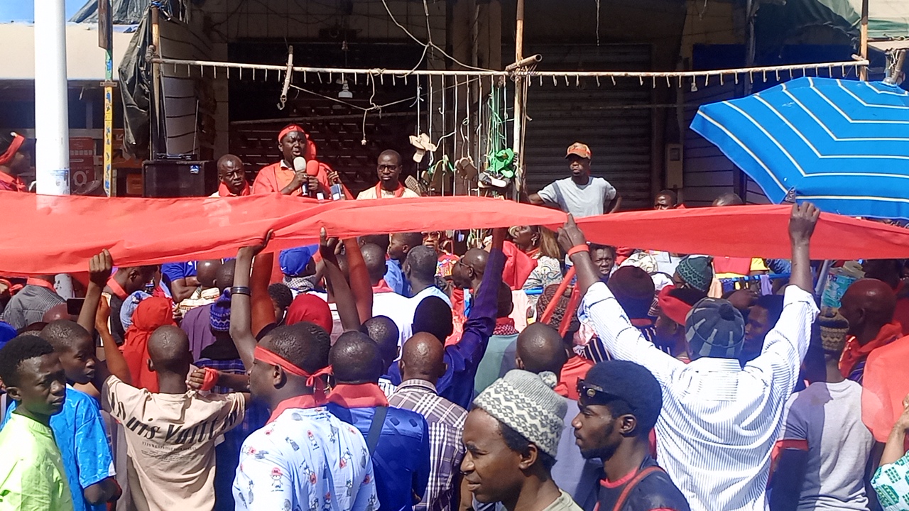 Marché central de Kaolack : des marchands en brassards rouge vilipendent Serigne Mboup