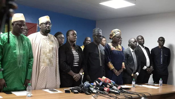 Des membres de groupes de la société civile et des chefs religieux le 8 février 2024 à Dakar