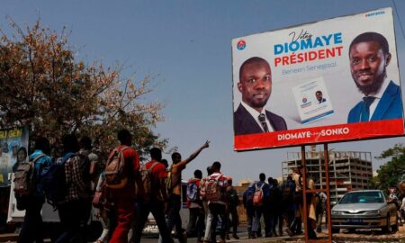 Une affiche de campagne du candidat Bassirou Diomaye Faye à côté de son leader Ousmane Sonko