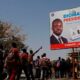 Une affiche de campagne du candidat Bassirou Diomaye Faye à côté de son leader Ousmane Sonko