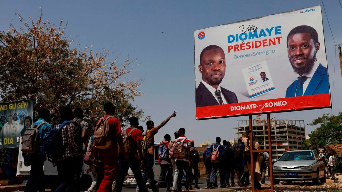 Une affiche de campagne du candidat Bassirou Diomaye Faye à côté de son leader Ousmane Sonko