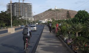 En contrebas du phare des Mamelles, à Dakar, La Tour des Mamelles, un immeuble de bureaux de 20 étages est érigé par la Caisse des dépôts et consignations sur le domaine public maritime.