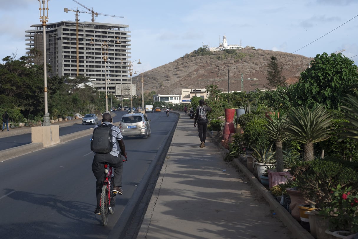 En contrebas du phare des Mamelles, à Dakar, La Tour des Mamelles, un immeuble de bureaux de 20 étages est érigé par la Caisse des dépôts et consignations sur le domaine public maritime.