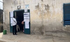 Un électeur attendant de voter devant son bureau de vote Centre de vote de Medina Baye, le plus grand de Kaolack ( Photo - Twiiter @Abdniass)