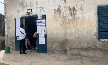 Un électeur attendant de voter devant son bureau de vote Centre de vote de Medina Baye, le plus grand de Kaolack ( Photo - Twiiter @Abdniass)