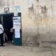 Un électeur attendant de voter devant son bureau de vote Centre de vote de Medina Baye, le plus grand de Kaolack ( Photo - Twiiter @Abdniass)