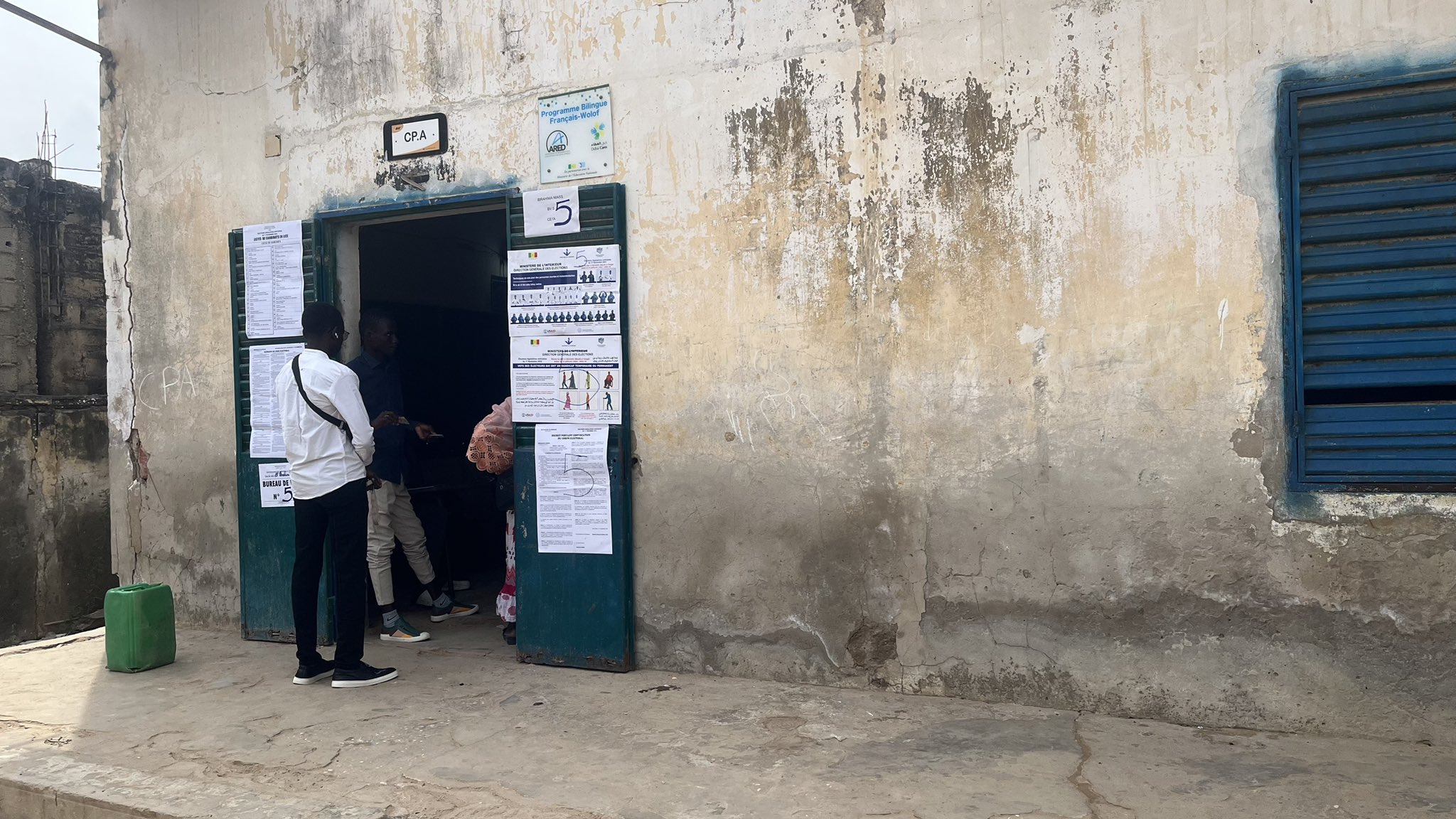 Un électeur attendant de voter devant son bureau de vote Centre de vote de Medina Baye, le plus grand de Kaolack ( Photo - Twiiter @Abdniass)