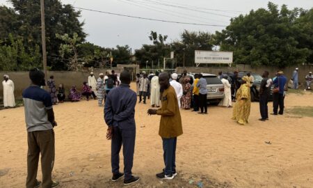 Des Sénégalais devant leur centre de vote le 17 novembre 2024