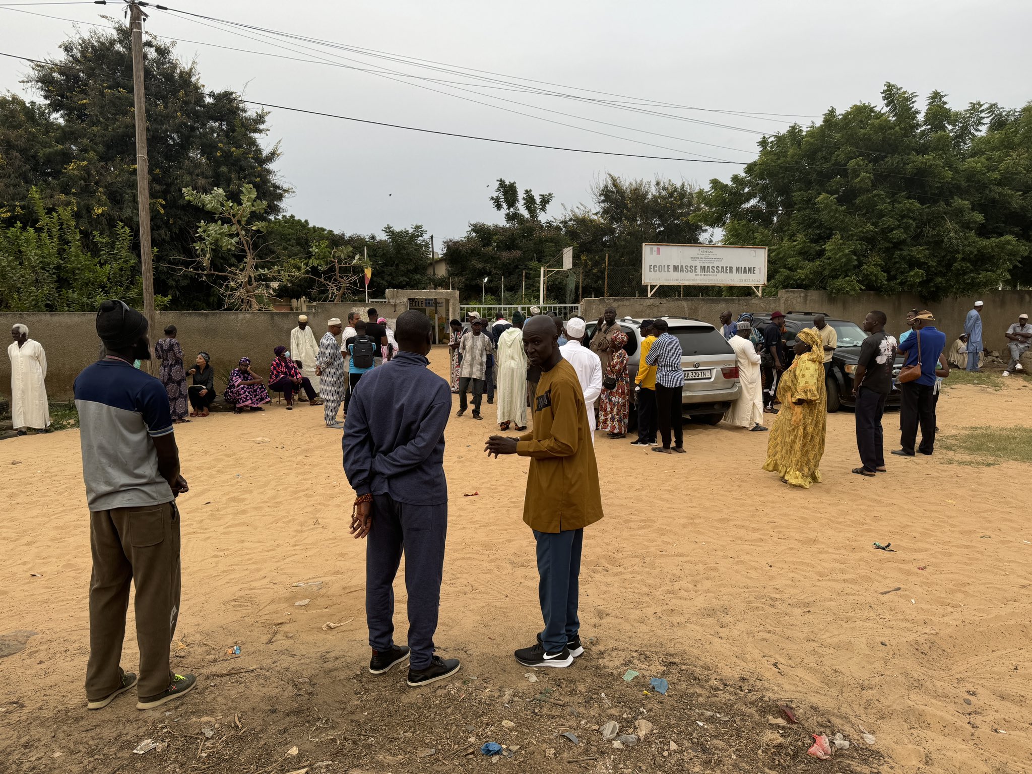 Des Sénégalais devant leur centre de vote le 17 novembre 2024