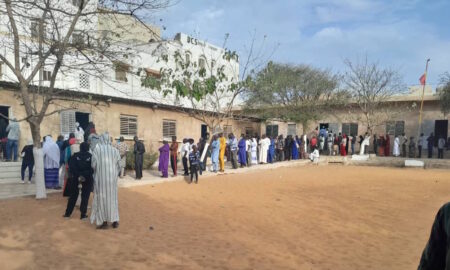 Des Sénégalais font la queue devant leur bureau de vote