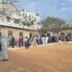 Des Sénégalais font la queue devant leur bureau de vote