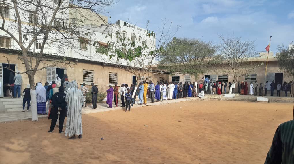 Des Sénégalais font la queue devant leur bureau de vote