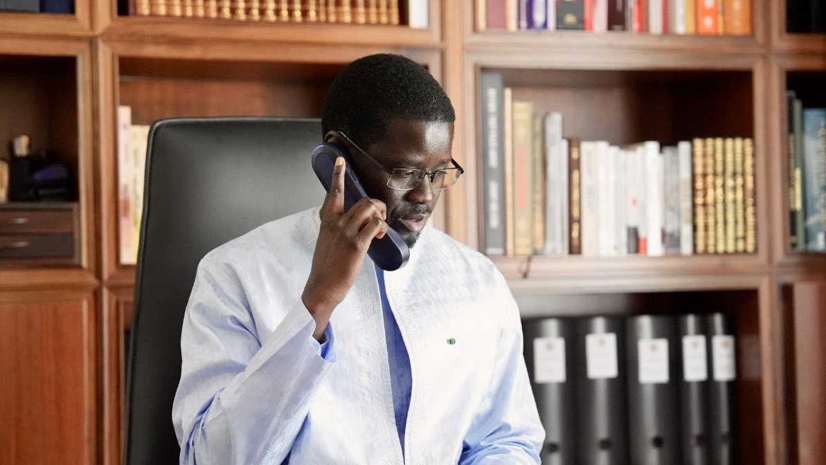 Bassirou Diomaye Diakhar Faye, président de la République du Sénégal entrain de parler au téléphone