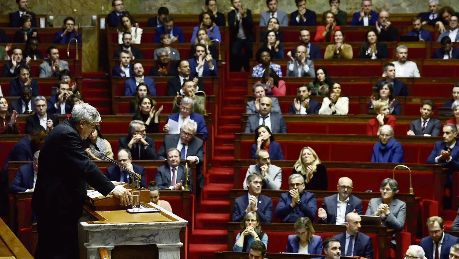 France : le gouvernement censuré par une « alliance » NFP - RN, une première depuis 1962