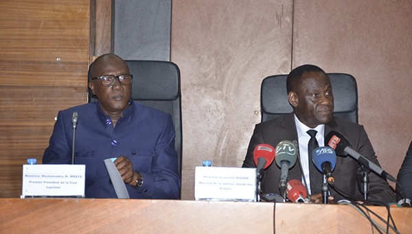 El Hadji Alioune Abdoulaye Sylla, procureur de la république financier et le ministre de la Justice Ousmane Diagne lors de l’installation des membres du Pool judiciaire financière