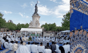 Des mourides Sénégalais à la place de la république pour célébrer la journée Cheikh Ahmadou Bamba .png