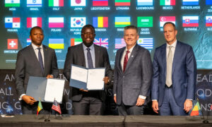 L'ambassadeur du Sénégal aux USA, Abdoul Wahab Haidara, le DG de l'ASES, Maram Kairé, le chef de cabinet de la NASA, Brian Hughes, et Jonathan Pratt du Département d'État