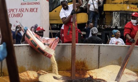 La cheffe nigériane Hilda Baci lors d’une tentative de battre le record du monde du plus grand pot de riz Jollof