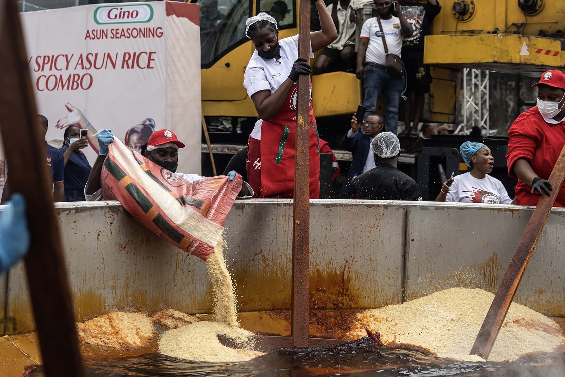 La cheffe nigériane Hilda Baci lors d’une tentative de battre le record du monde du plus grand pot de riz Jollof
