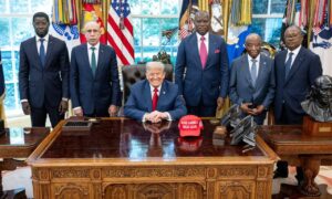 De gauche à droite : Bassirou Diomaye Faye, Mohamed Ould Ghazouani, Brice Clotaire Oligui Nguema, Joseph Boakai et Umaro Sissoco Embalo entourent Donald Trump dans le Bureau ovale à la Maison-Blanche, le 9 juillet 2025. © Présidence de la République Gabonaise