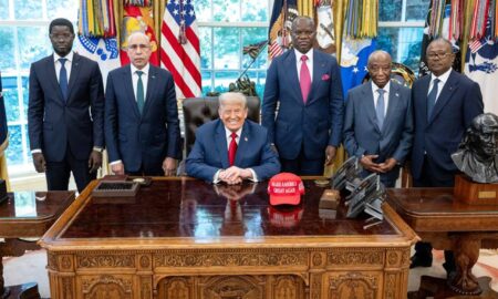 De gauche à droite : Bassirou Diomaye Faye, Mohamed Ould Ghazouani, Brice Clotaire Oligui Nguema, Joseph Boakai et Umaro Sissoco Embalo entourent Donald Trump dans le Bureau ovale à la Maison-Blanche, le 9 juillet 2025. © Présidence de la République Gabonaise
