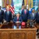De gauche à droite : Bassirou Diomaye Faye, Mohamed Ould Ghazouani, Brice Clotaire Oligui Nguema, Joseph Boakai et Umaro Sissoco Embalo entourent Donald Trump dans le Bureau ovale à la Maison-Blanche, le 9 juillet 2025. © Présidence de la République Gabonaise