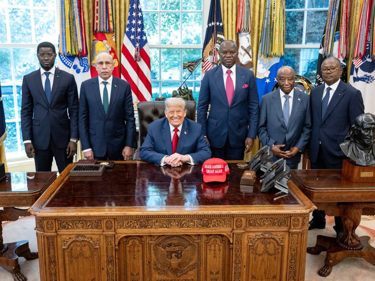 De gauche à droite : Bassirou Diomaye Faye, Mohamed Ould Ghazouani, Brice Clotaire Oligui Nguema, Joseph Boakai et Umaro Sissoco Embalo entourent Donald Trump dans le Bureau ovale à la Maison-Blanche, le 9 juillet 2025. © Présidence de la République Gabonaise