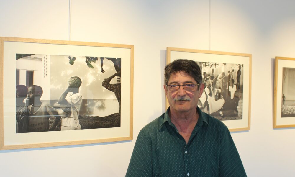 Le photographe italien Francisco Gettoni pose devant son exposition d'images prises à Port-au-Prince après le séisme de 2010 (Crédit Photo Klinfos.com)