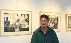 Le photographe italien Francisco Gettoni pose devant son exposition d'images prises à Port-au-Prince après le séisme de 2010 (Crédit Photo Klinfos.com)